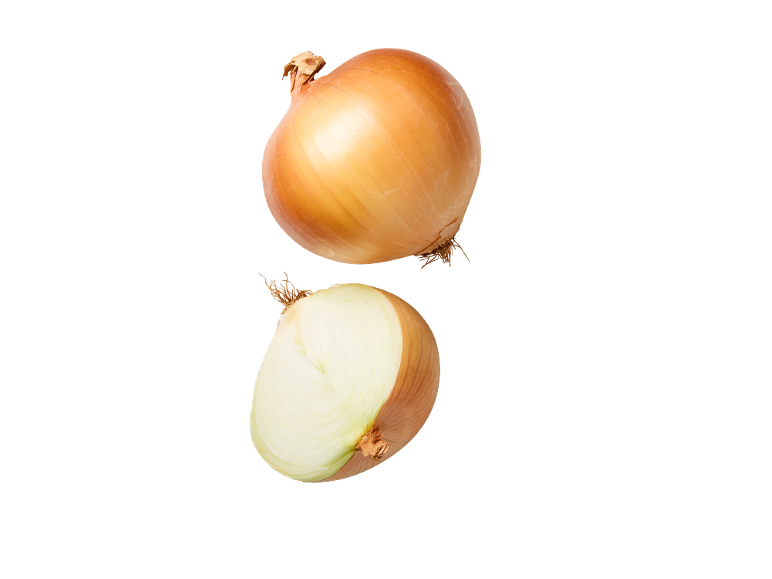 Vesels un pārgriezts sīpols uz melna fona.
