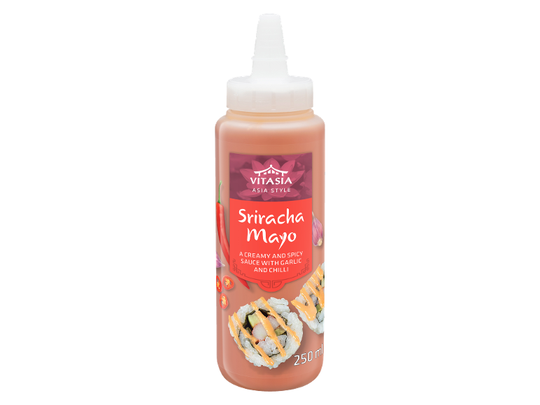 Sriracha Mayo mērces pudele ar ķiplokiem un čili, ar suši un sastāvdaļām.