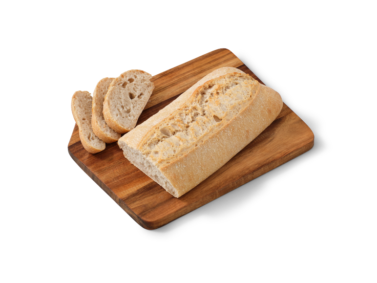 Sagriezta čiabatas maize uz koka griežamā dēļa