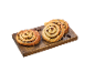 Rozīņu smalkmaizītes uz koka dēlīša