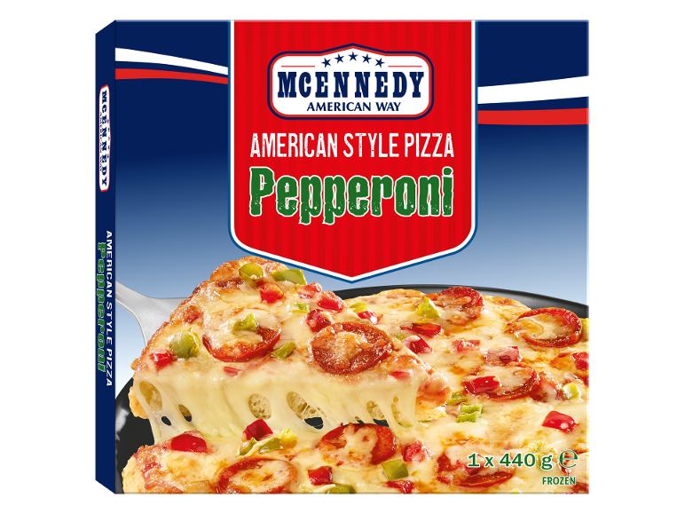Amerikāņu stila saldēta pepperoni pica, ar pasniegtu šķēli.