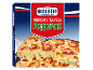 Amerikāņu stila saldēta pepperoni pica, ar pasniegtu šķēli.