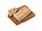 Sagriezta čiabatas maize uz koka griežamā dēļa