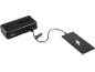 Melna jaudas banka uzlādē viedtālruni, izmantojot USB-C kabeli.