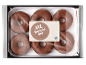 Sešas lielas šokolādes virtuļi iepakojumā, ar etiķeti „XXL Donuts 6er made with love“.