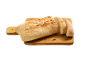 Svaigi cepta maize uz koka griešanas dēļa, daļēji sagriezta šķēlēs.