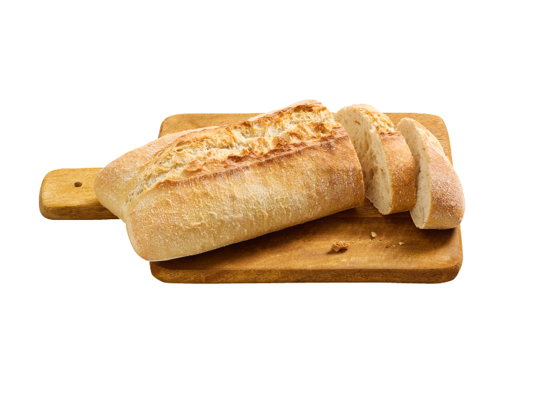 Svaigi cepta maize uz koka griešanas dēļa, daļēji sagriezta šķēlēs.