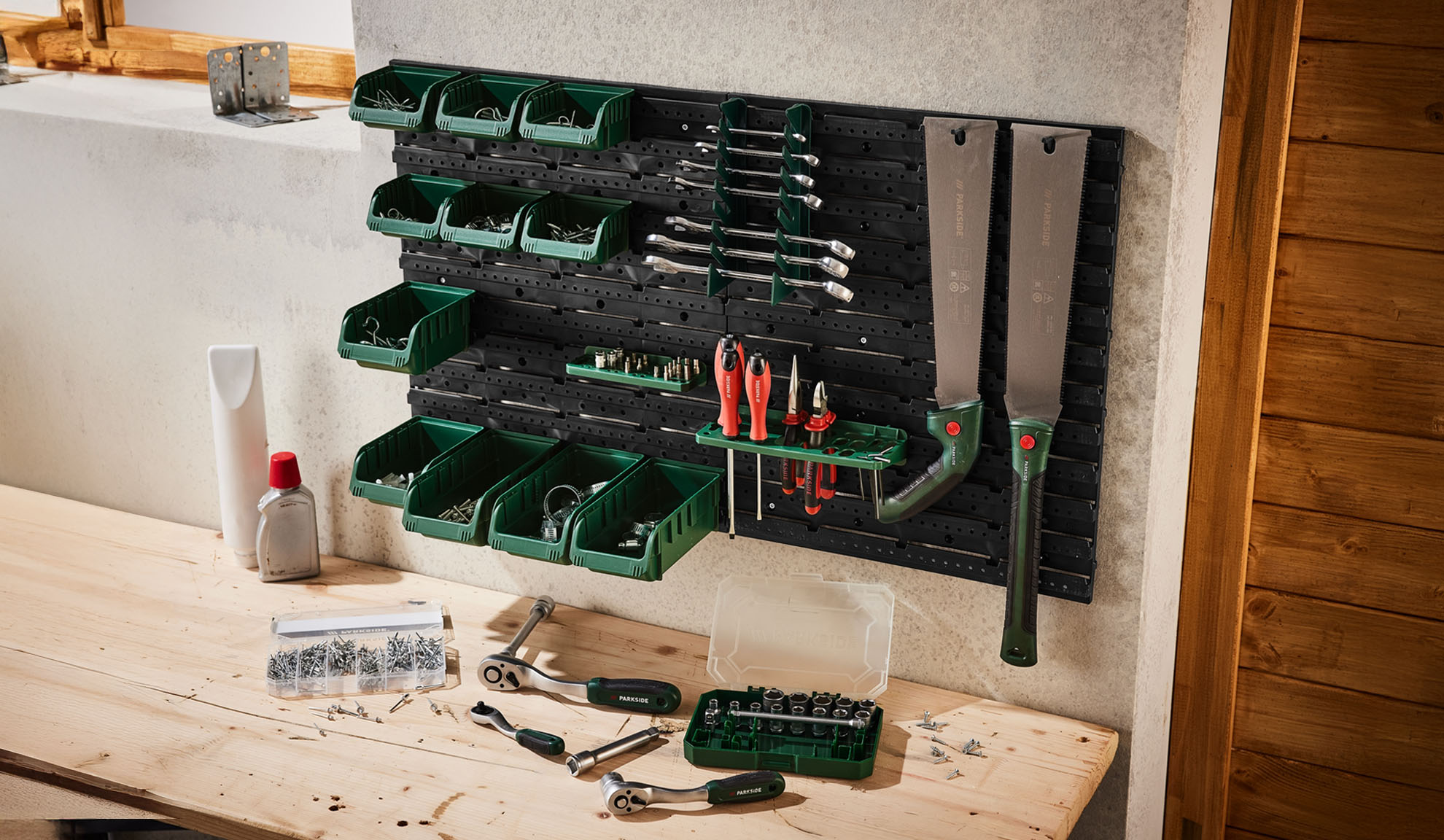 Parkside sienas stiprinājuma instrumentu organizators ar nodalījumiem un instrumentiem.