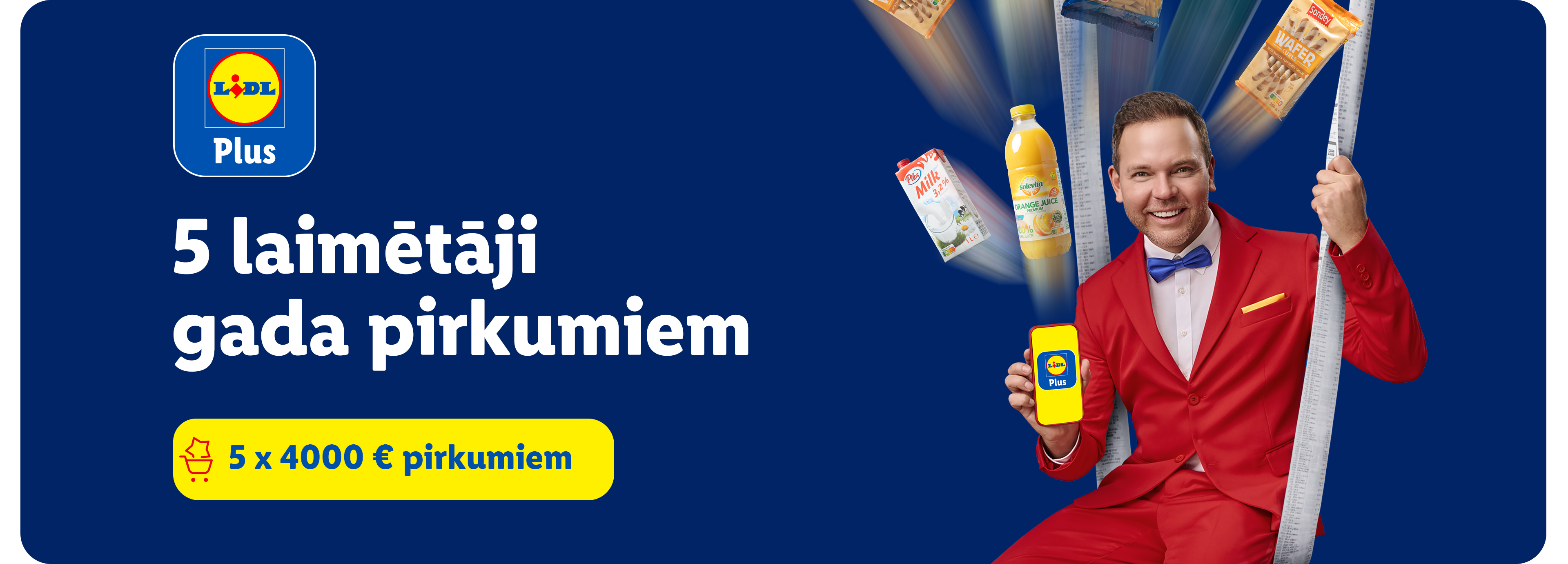 Vīrietis sarkanā uzvalkā tur tālruni ar Lidl Plus logotipu, apkārt lido produkti un čeki, kā arī teksts par 5 x 4000 € laimestu pirkumiem.