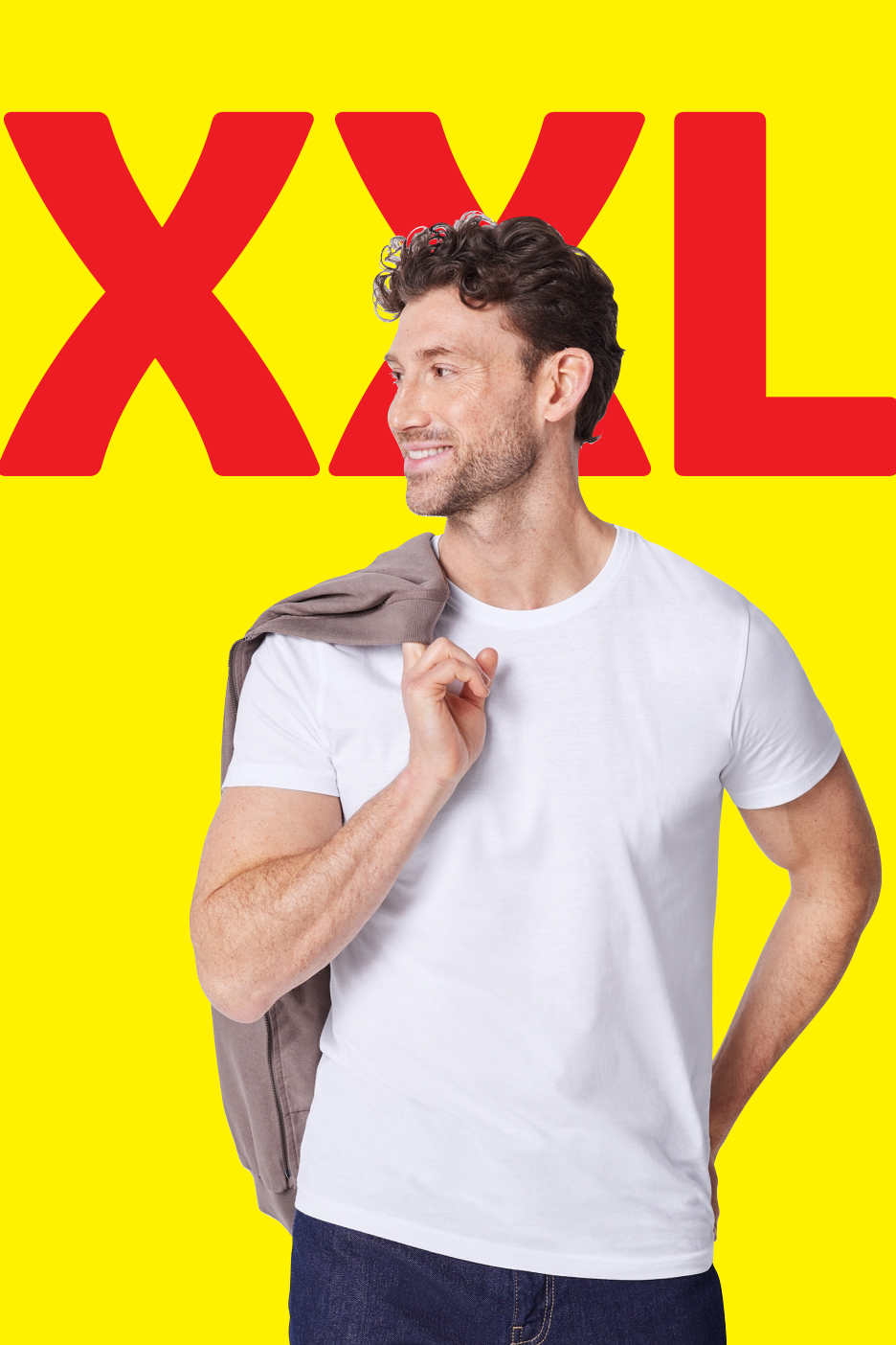 Vīrietis baltā T-kreklā un džinsos, ar XXL uzrakstu uz dzeltena fona.