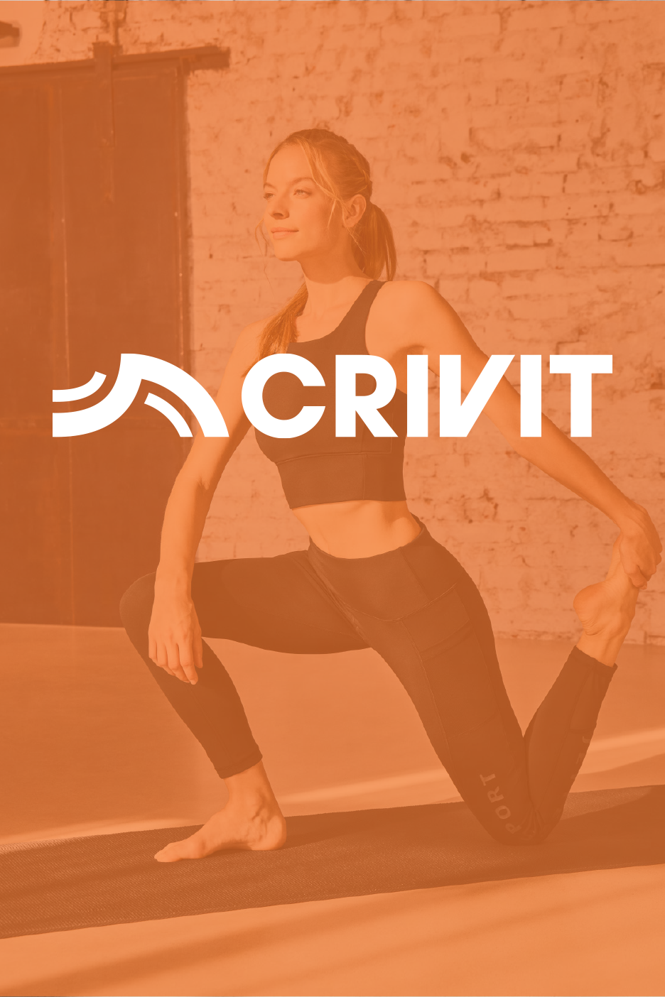 Sieviete sporta apģērbā jogas pozā uz paklājiņa.