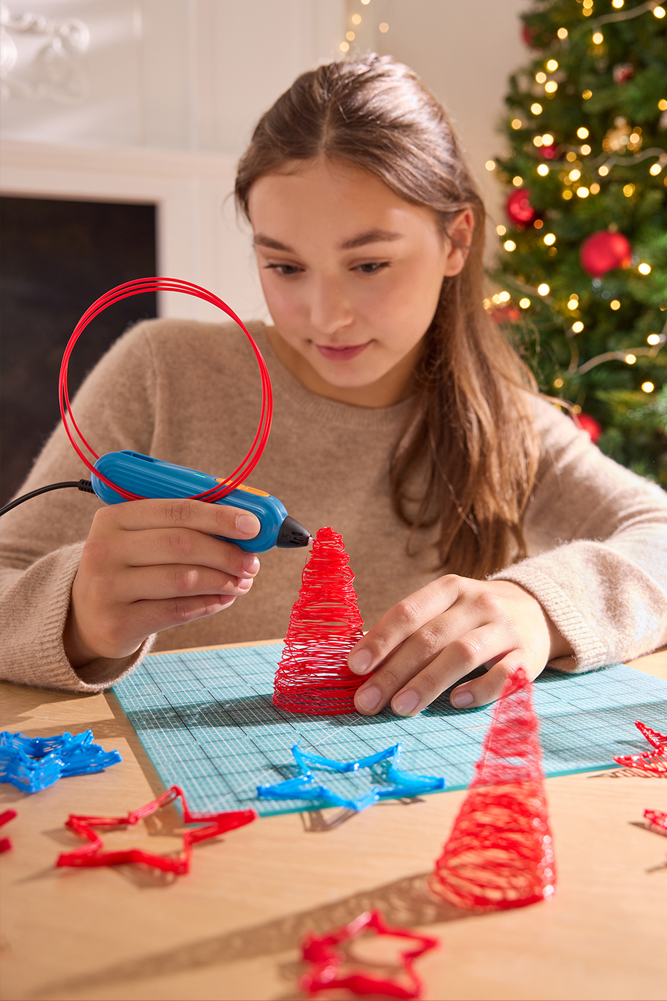 Meitene veido Ziemassvētku rotājumus ar 3D pildspalvu