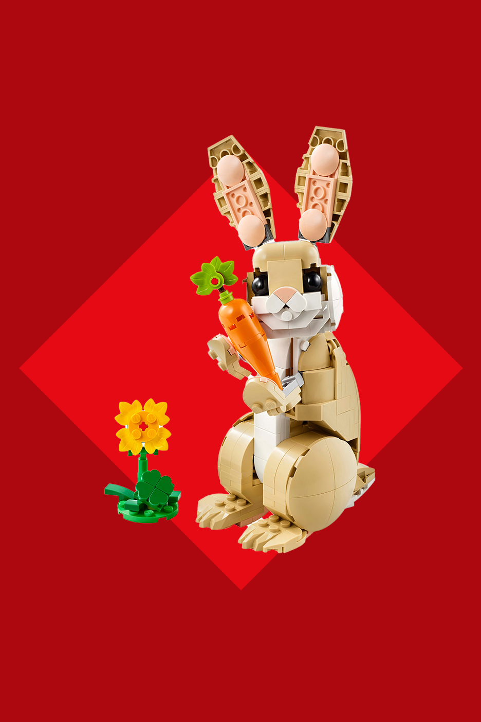 Rotaļu trusis no konstruktora blokiem tur burkānu, blakus dzeltens zieds, uz sarkana fona.