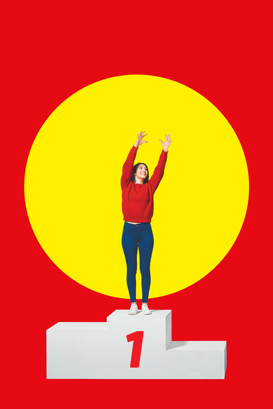 Sieviete sarkanā džemperī un džinsos stāv uz uzvarētāju pjedestāla ar numuru 1, rokas paceltas uz augšu.