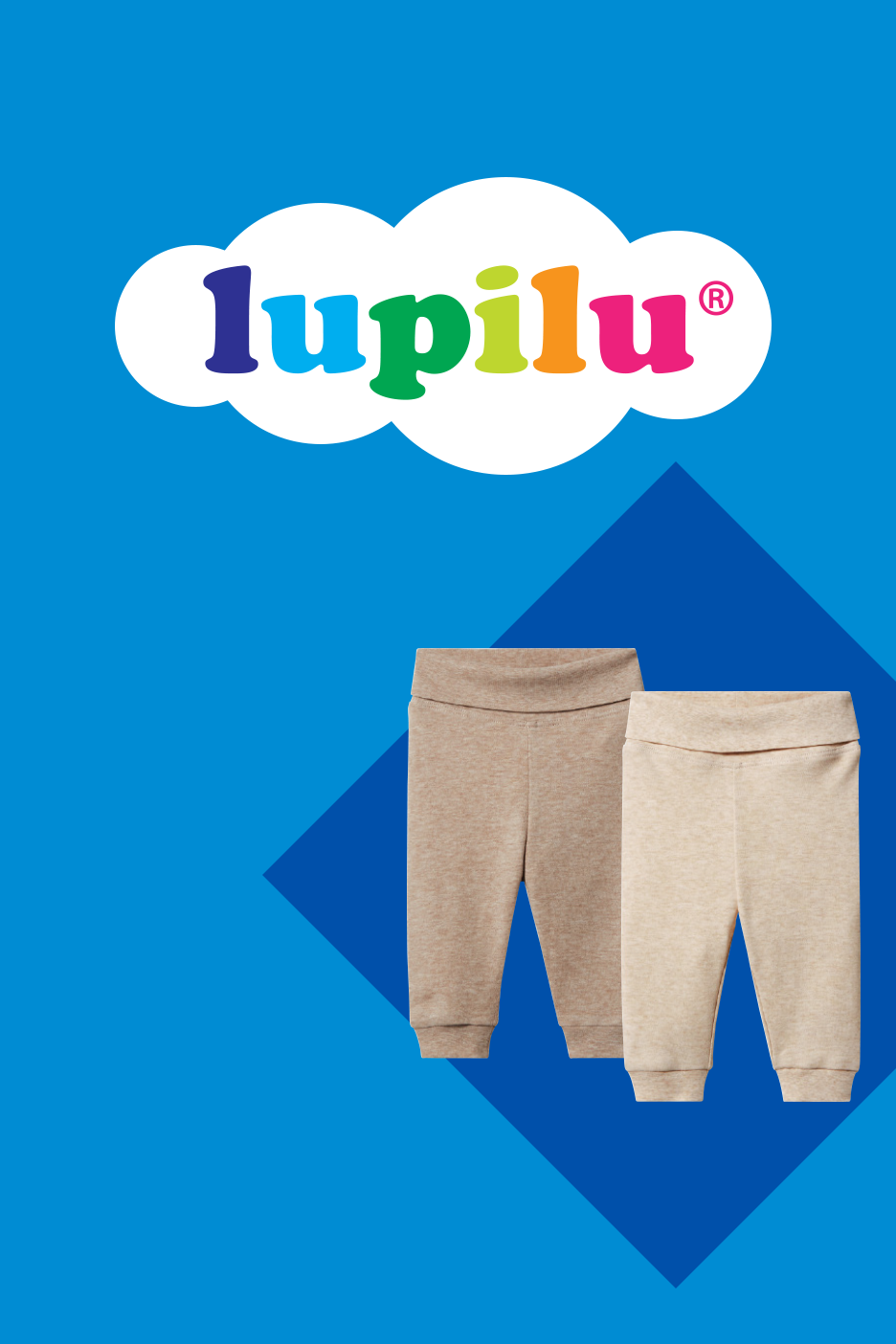 Divi bērnu bikšu pāri smilškrāsā uz zila fona ar mākoņa logotipu.