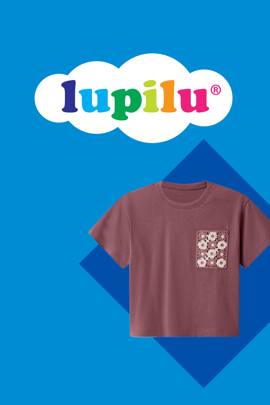 Putekļaini rozā T-krekls ar adītu ziedu kabatu uz zila fona ar mākoni.