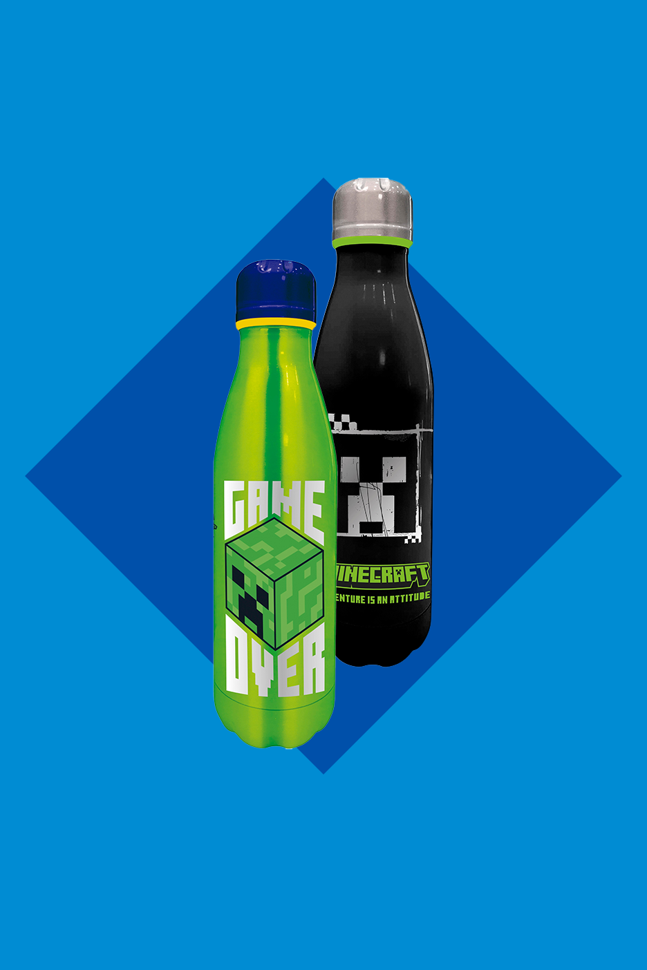 Divas Minecraft ūdens pudeles: viena zaļa ar uzrakstu 'GAME OVER' un Creeper, otra melna ar uzrakstu 'MINECRAFT'.