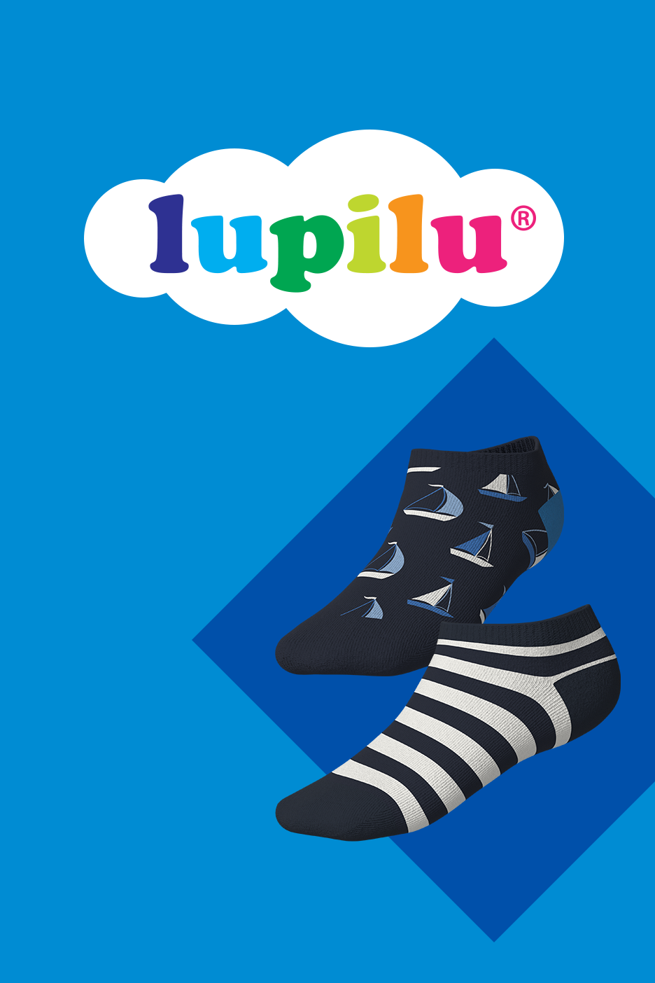 Divas zilas zeķes ar laivām un svītrām uz zila fona ar mākoņa logotipu.