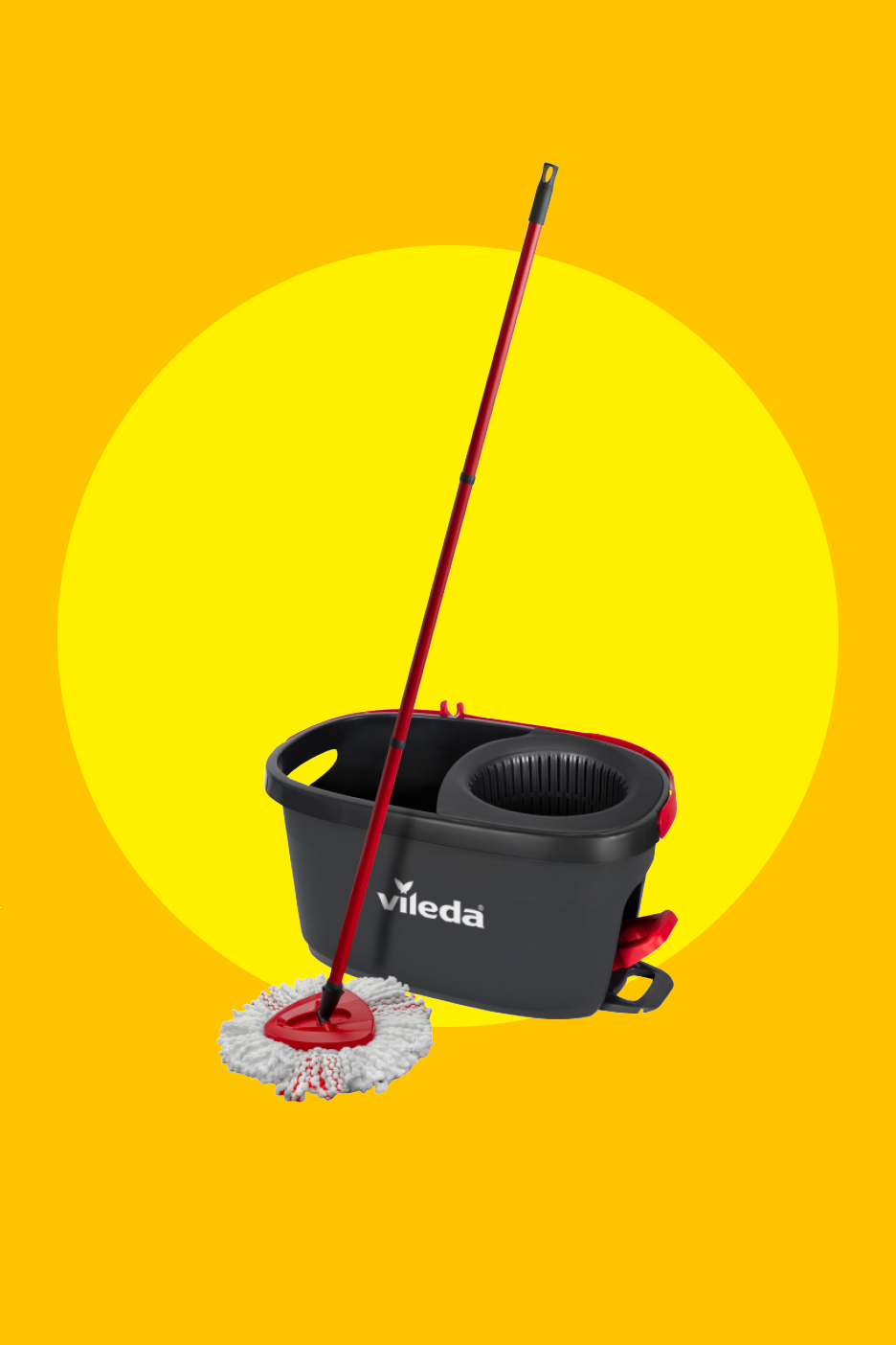 Mops ar spaini uz dzeltena fona ar dzeltenu apli