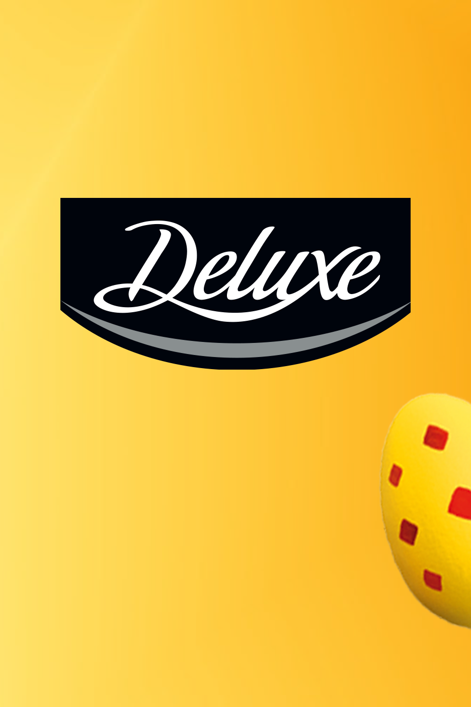 Logotips ar uzrakstu 'Deluxe' uz melna fona un dzeltena ola ar sarkaniem kvadrātiem.