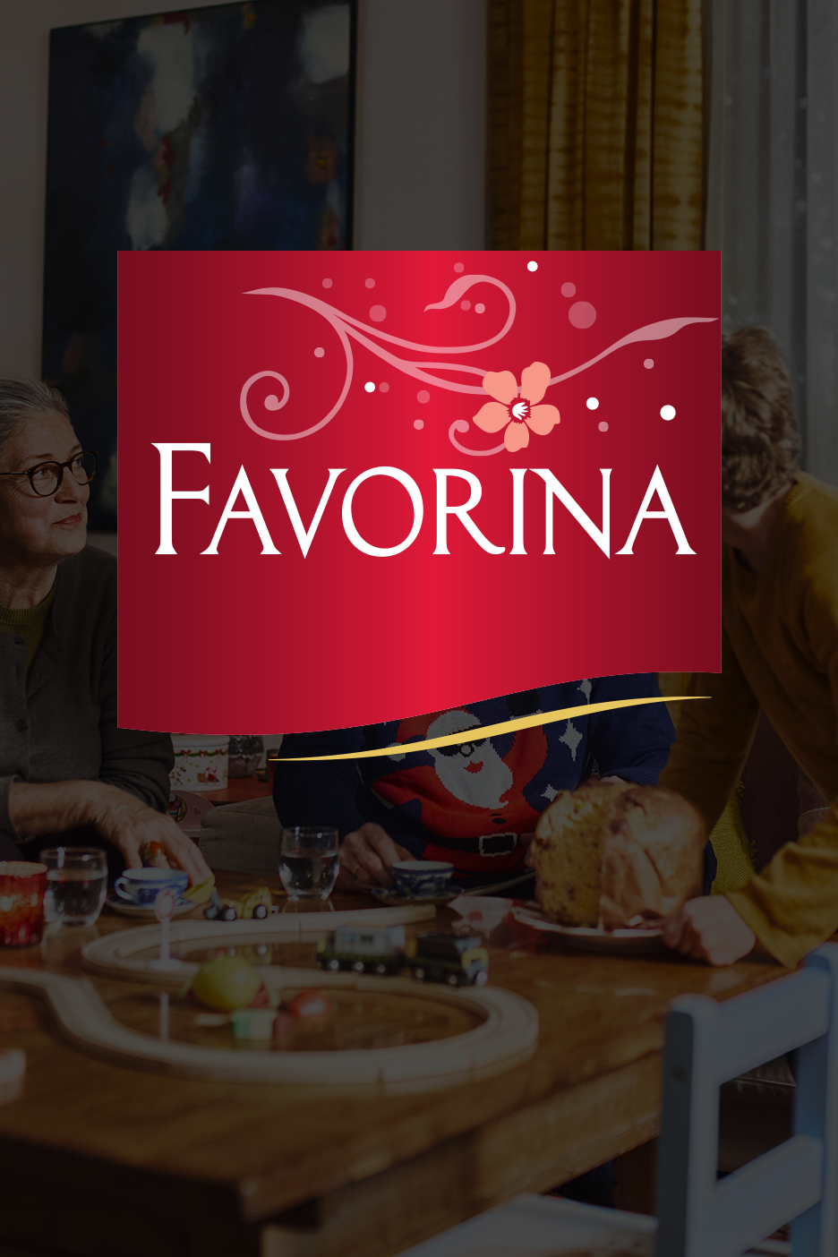 Favorina logo uz ģimenes svētku galda fona ar panettone.