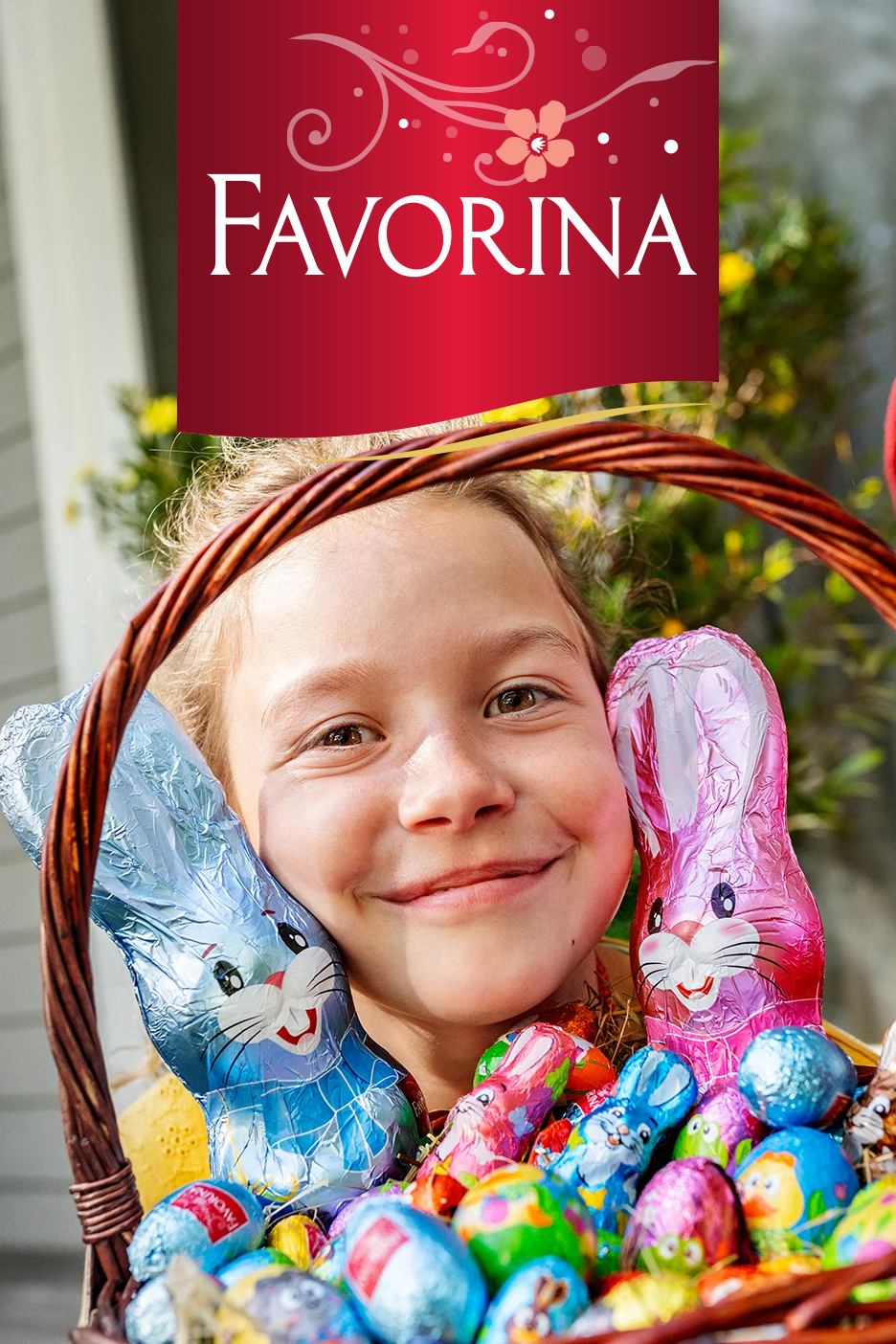 Smaidīga meitene ar grozu, pilnu šokolādes Lieldienu zaķu un olu.