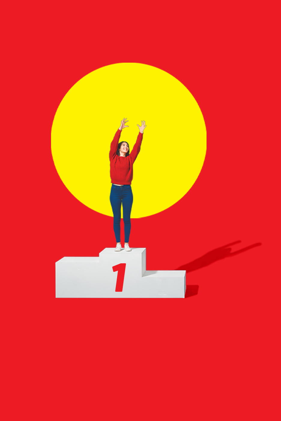 Женщина на пьедестале с номером 1, радостно поднявшая руки вверх.