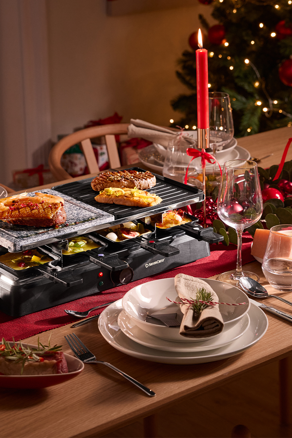 Раклетница SilverCrest с едой на праздничном рождественском столе.