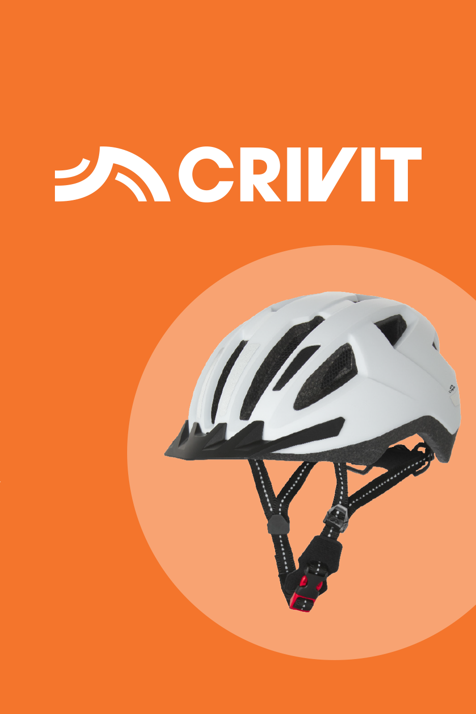 Balta velosipēda ķivere ar melnu vizieri un siksniņām uz oranža fona ar logotipu.