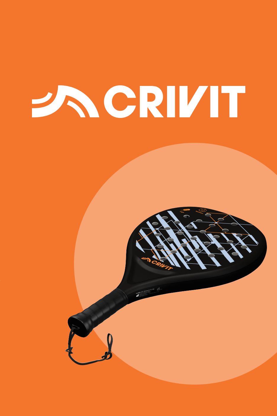 Melna padel rakete ar oranžiem un baltiem akcentiem uz oranža fona ar baltu logotipu.