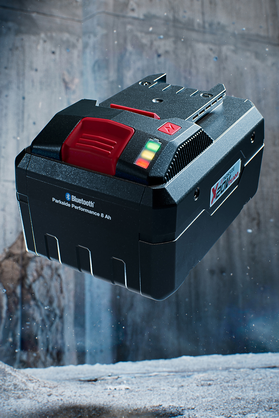 Parkside Performance 8 Ah akumulators ar Bluetooth un uzlādes indikatoru, kas peld virs virsmas.