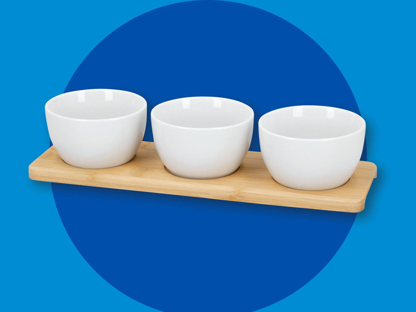 Набор из трех белых керамических мисок на бамбуковой подставке