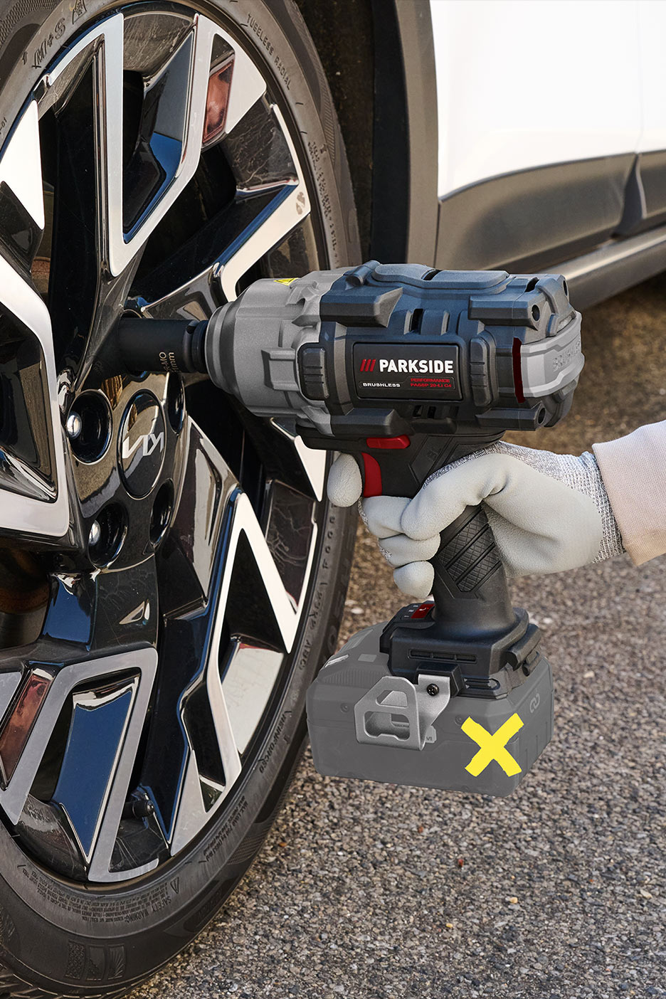 Akumulatora triecienatslēga tiek izmantota automašīnas riteņa noņemšanai.