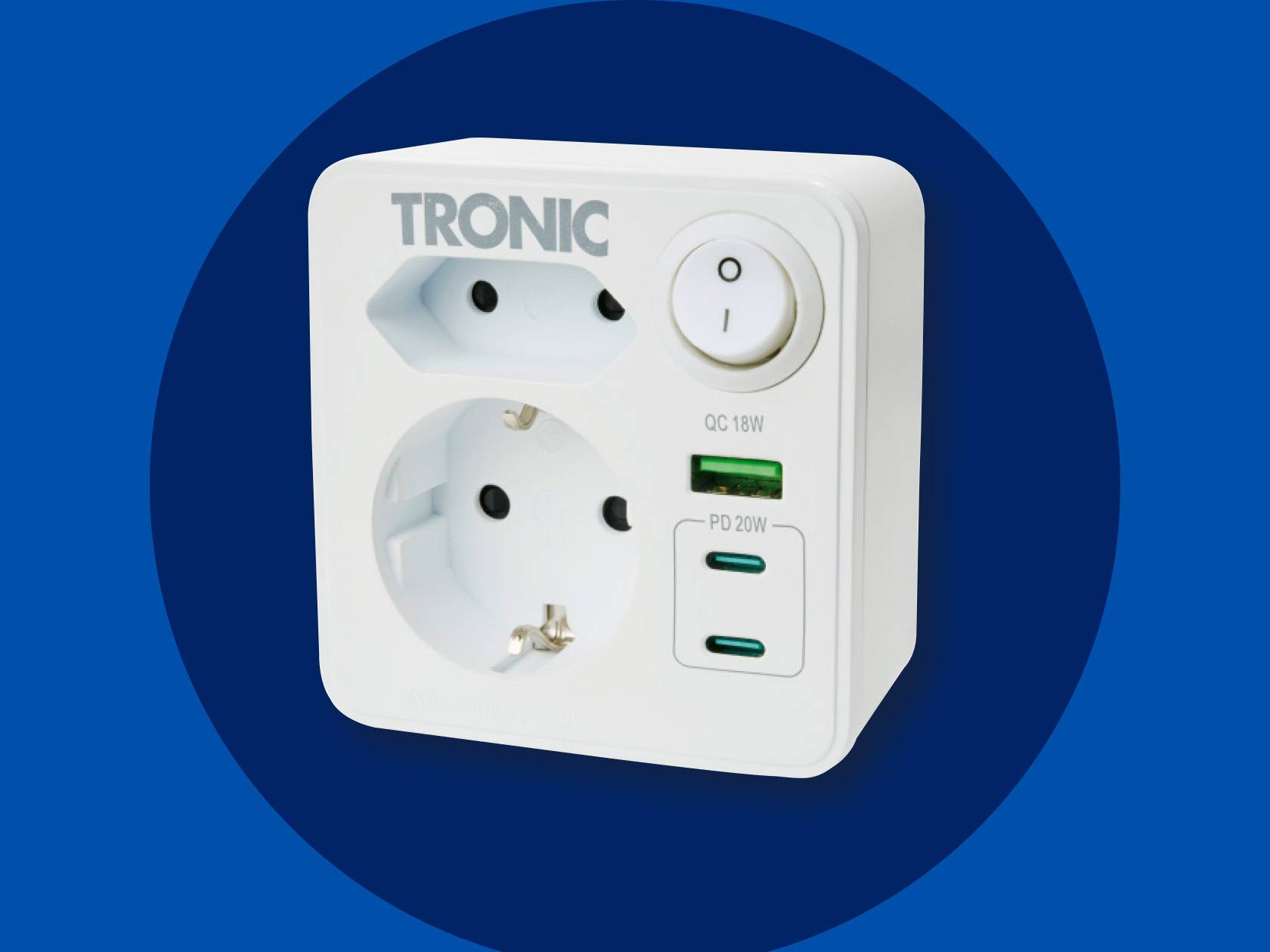 Белый адаптер TRONIC с двумя розетками и портами USB для зарядки.