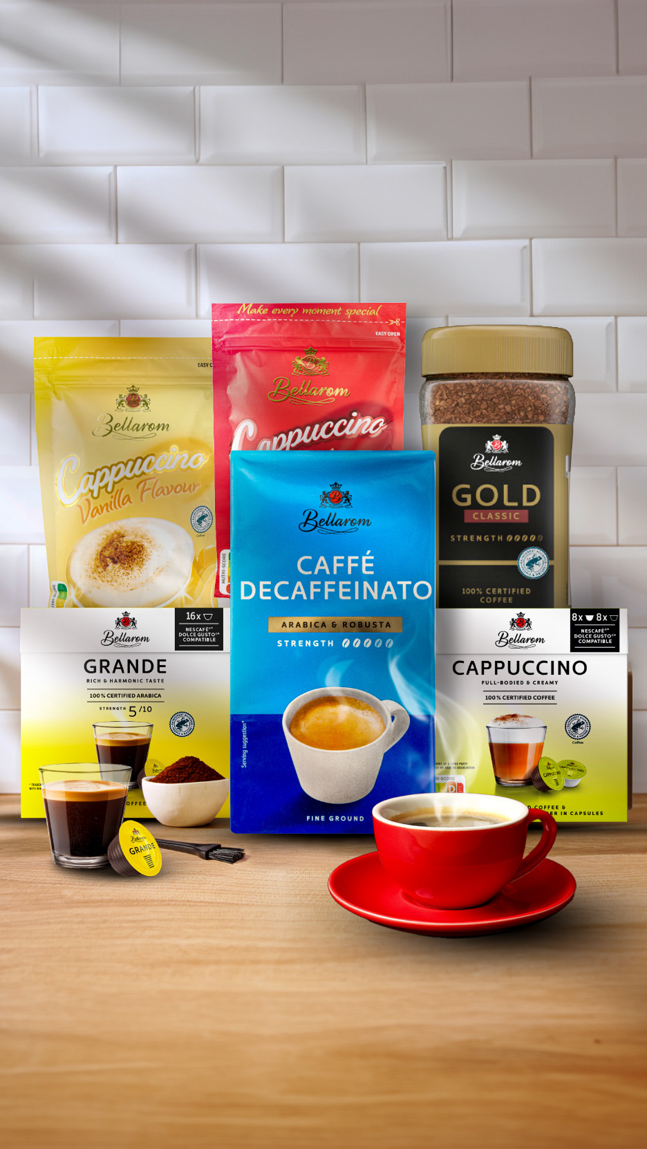Bellarom kafijas produktu klāsts, tostarp kapučīno, malta kafija un kapsulas, uz koka galda.