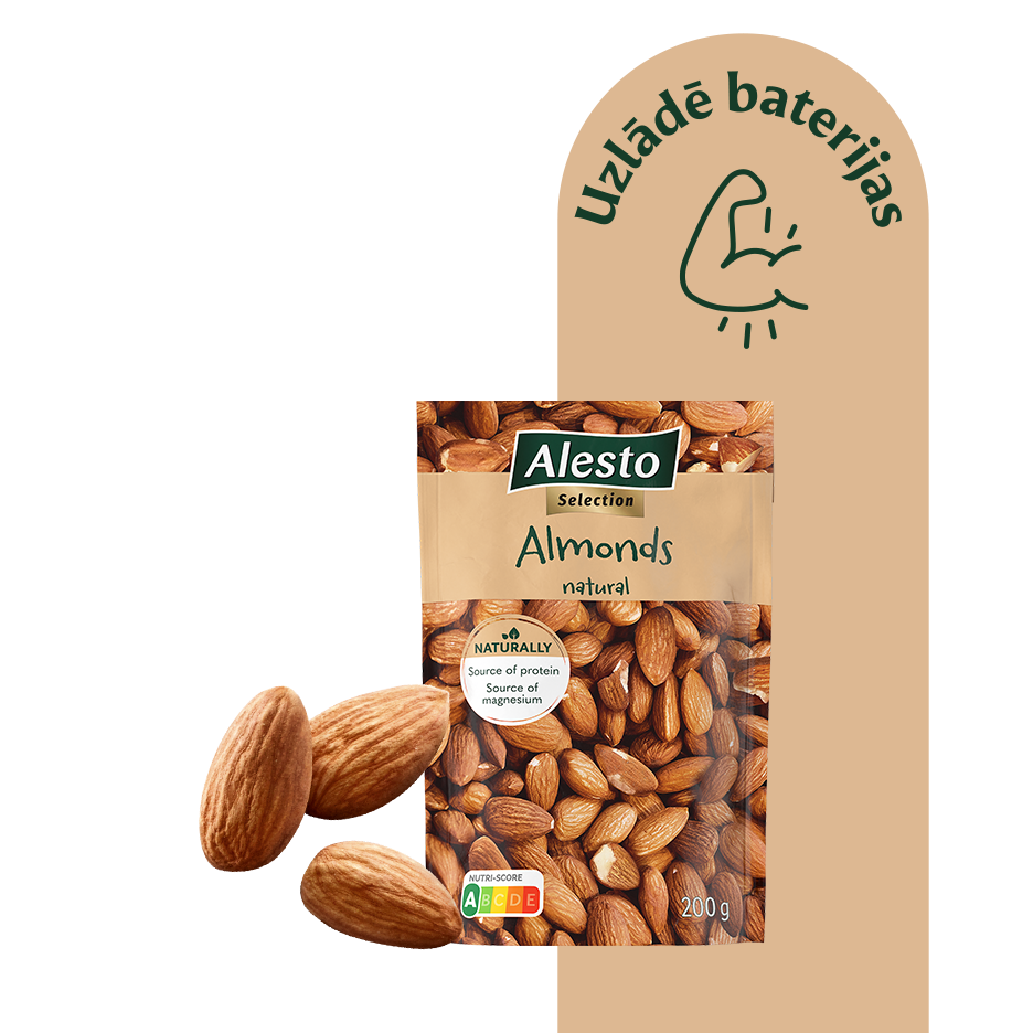 Mandeles iepakojumā un blakus, ar uzrakstu 'Uzlādē baterijas' un Nutri-Score marķējumu.
