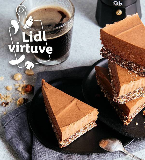 Шоколадные пирожные с орехами и кофе, с логотипом Lidl.
