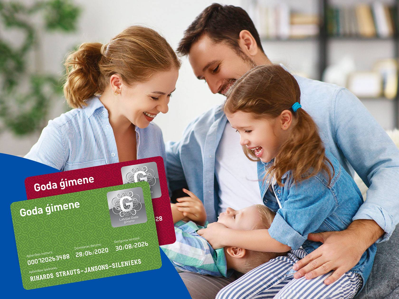 Laimīga ģimene ar diviem bērniem tur divas lojalitātes kartes 'Goda ģimene'.
