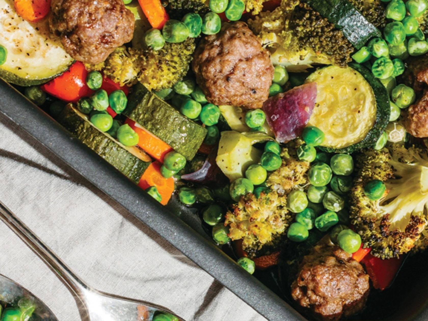 Запеченные мясные фрикадельки с овощами в форме.