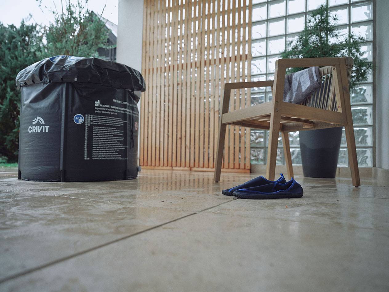 Надувной бассейн Crivit и аквашузы на террасе.