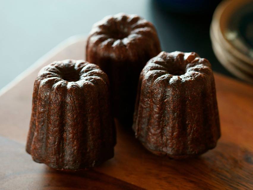 Trīs canelés uz koka dēļa.