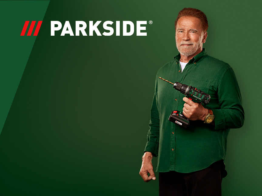 Arnolds Švarcenegers tur Parkside urbi uz zaļa fona.