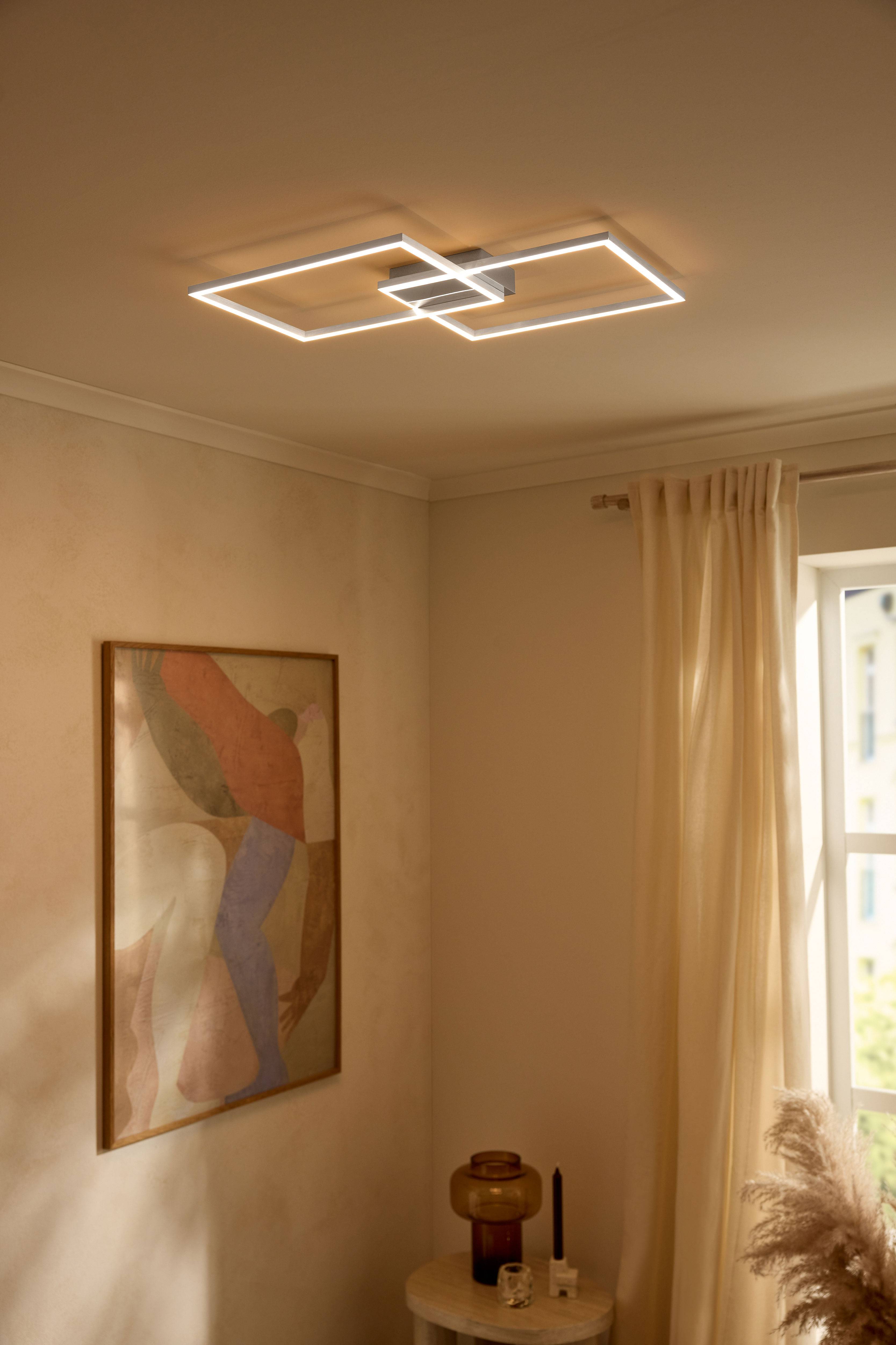 Mūsdienīga LED griestu lampa taisnstūra formās, apgaismojot smilškrāsas istabu.
