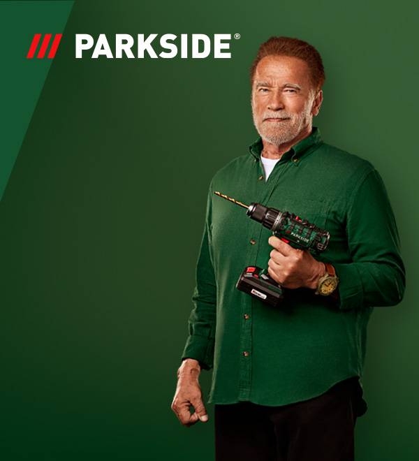 Arnolds Švarcenegers tur Parkside urbi uz zaļa fona.