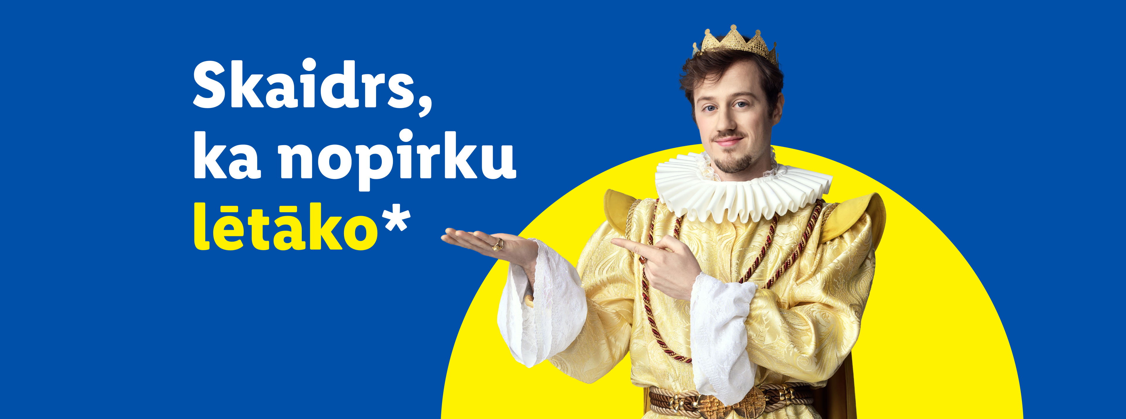 Karalis zelta tērpā reklamē izdevīgus pirkumus.