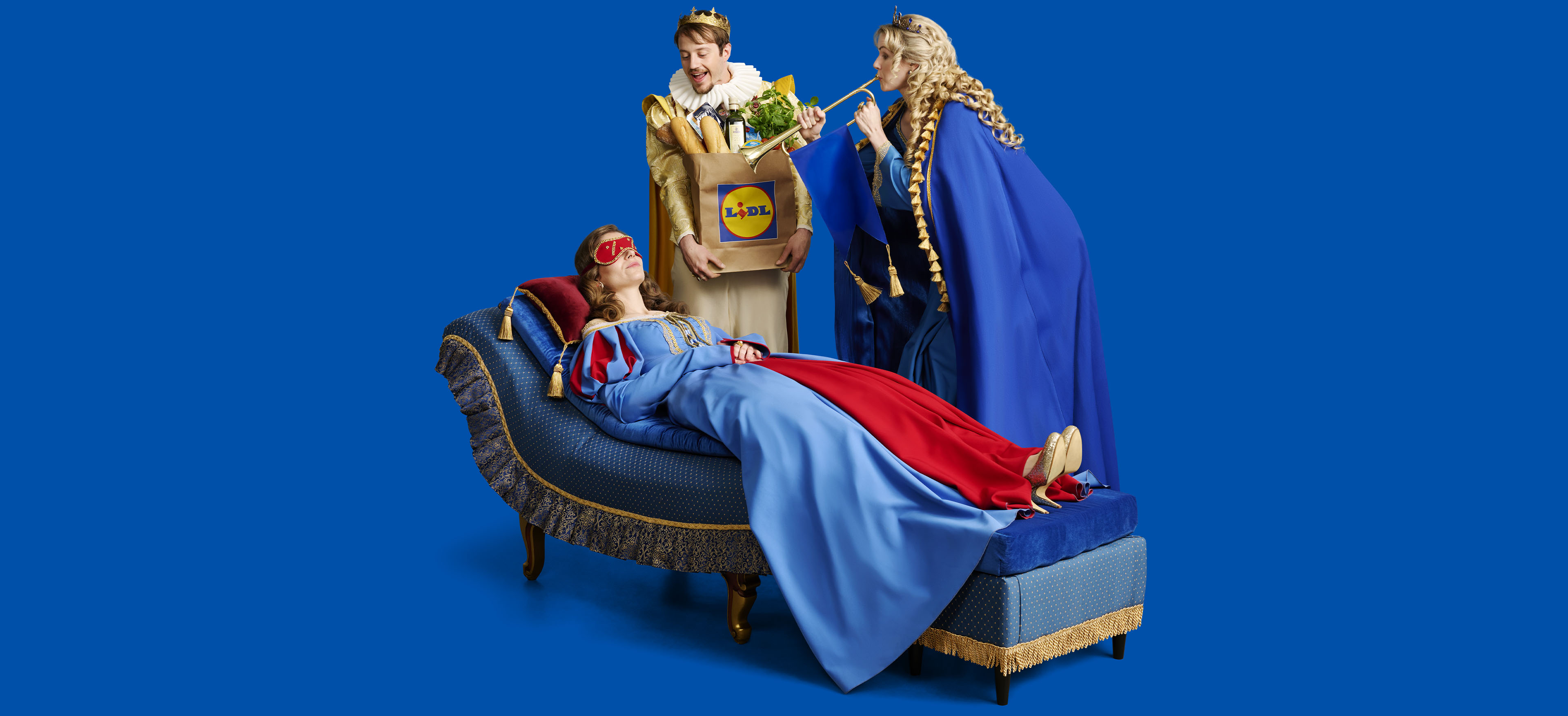 Lidl karalis un karaliene nes iepirkumu maisiņu guļošajai princesei.