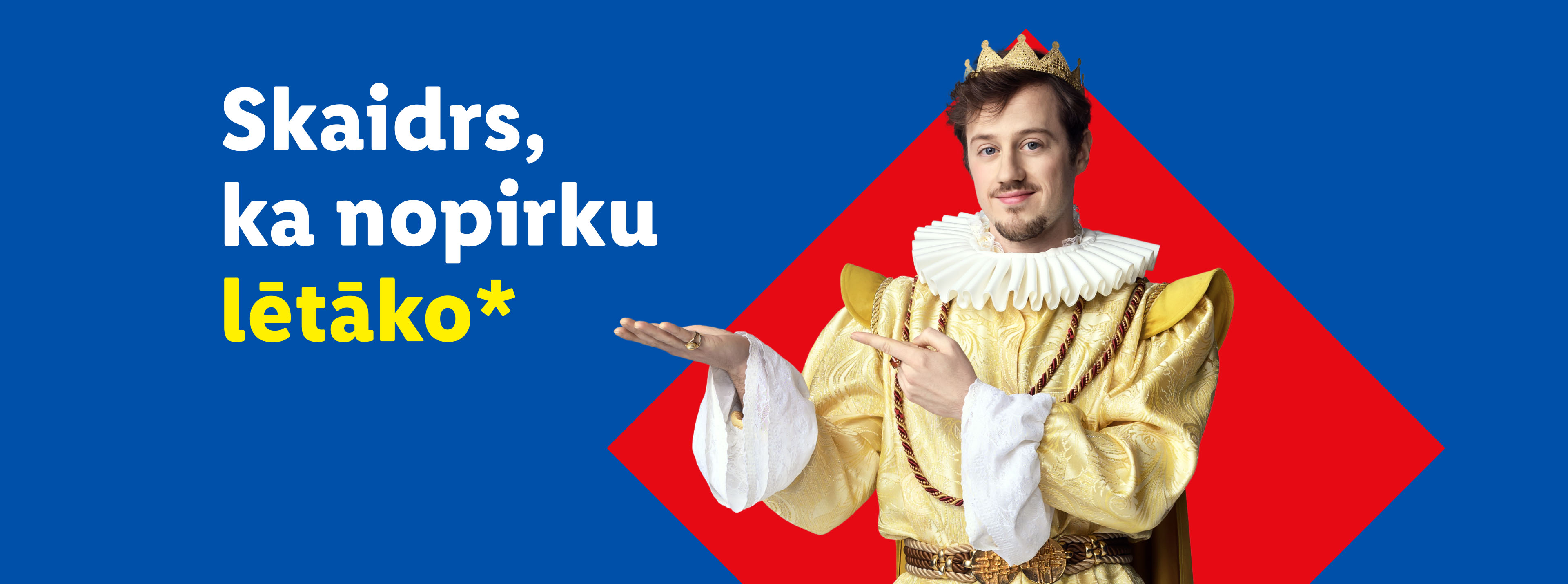 Vīrietis karaļa kostīmā norāda uz tekstu: «Skaidrs, ka nopirku lētāko».