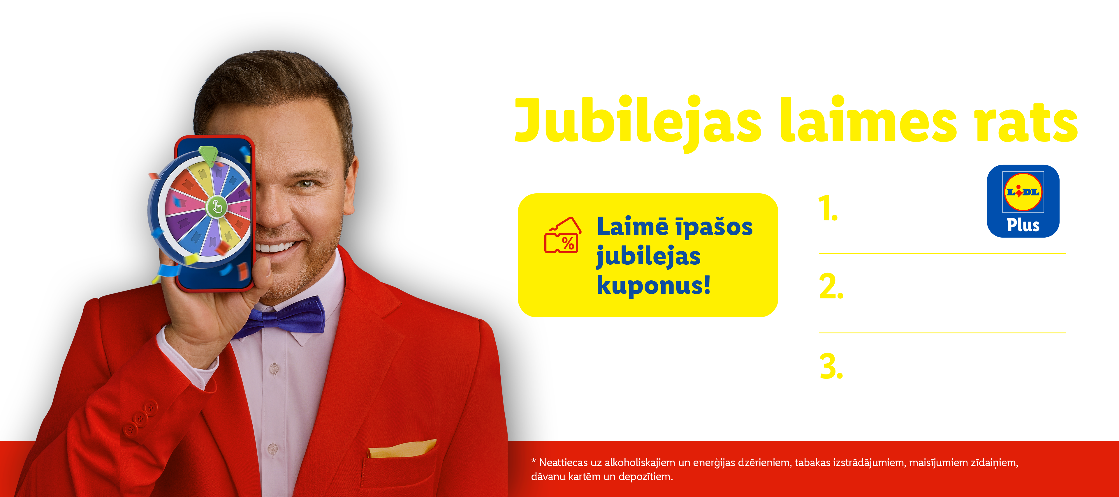 Vīrietis sarkanā žaketē tur tālruni ar laimes ratu, piedāvājot jubilejas kuponus.