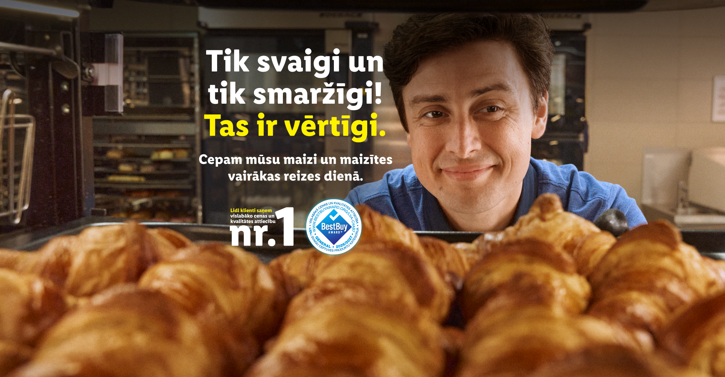 Vīrietis ar svaigi ceptiem kruasāniem un tekstu: 'Tik svaigi un tik smaržīgi! Tas ir vērtīgi.'