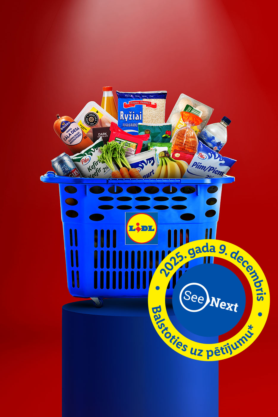 Lidl iepirkumu grozs ar pārtikas precēm, tostarp rīsiem, kefīru, pienu, desu un banāniem, uz sarkana fona ar datumu 2025. gada 9. decembris.